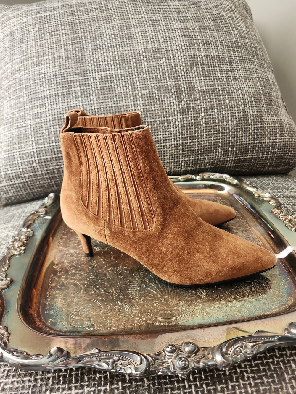 Caverly Averly Suede Pointed-Toe Chelsea Ankle Chestnut Bootie Size 9